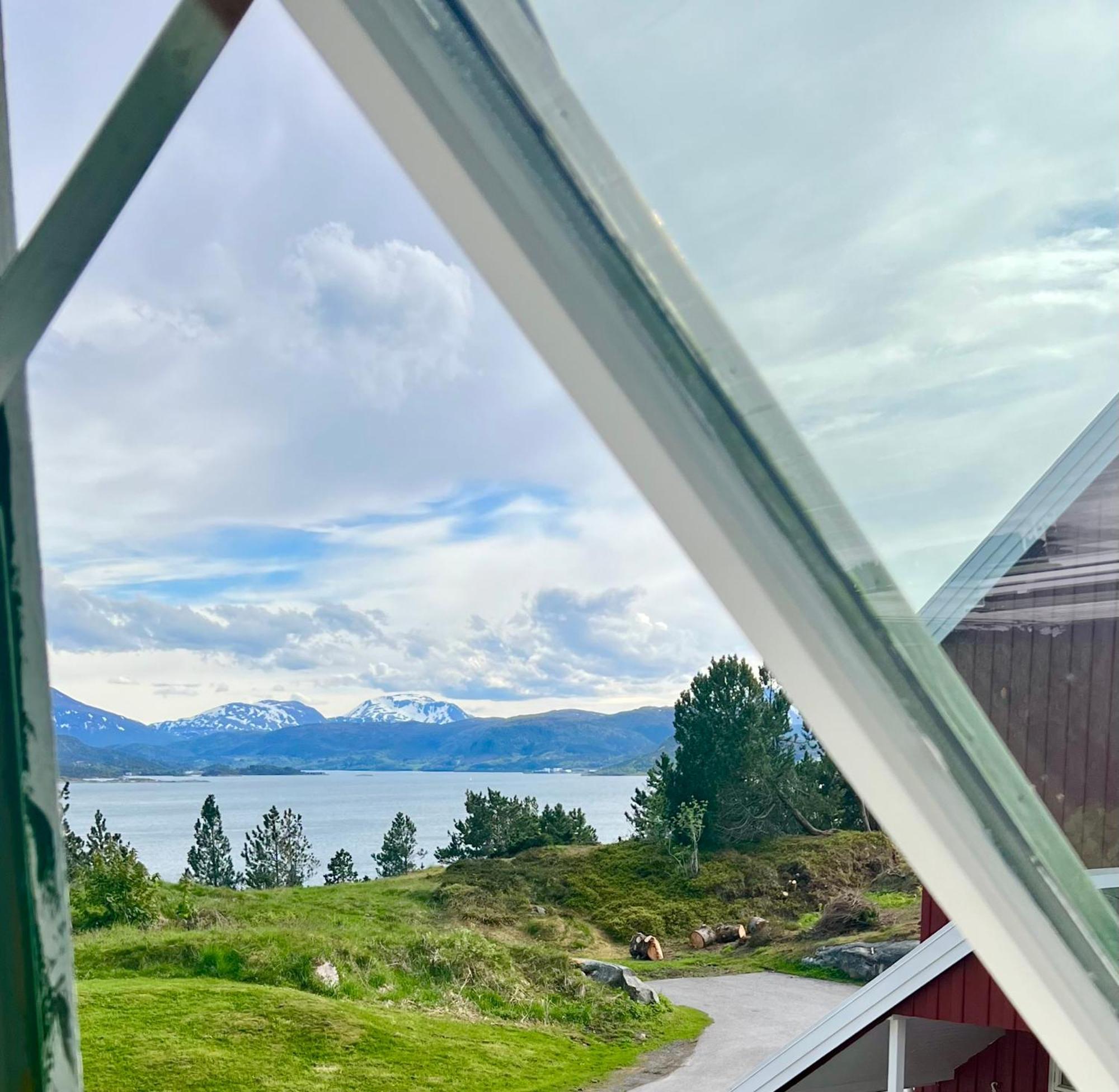 Wake Up To A Beautiful View And Smell Of The Sea Apartment Kristiansund Exterior foto