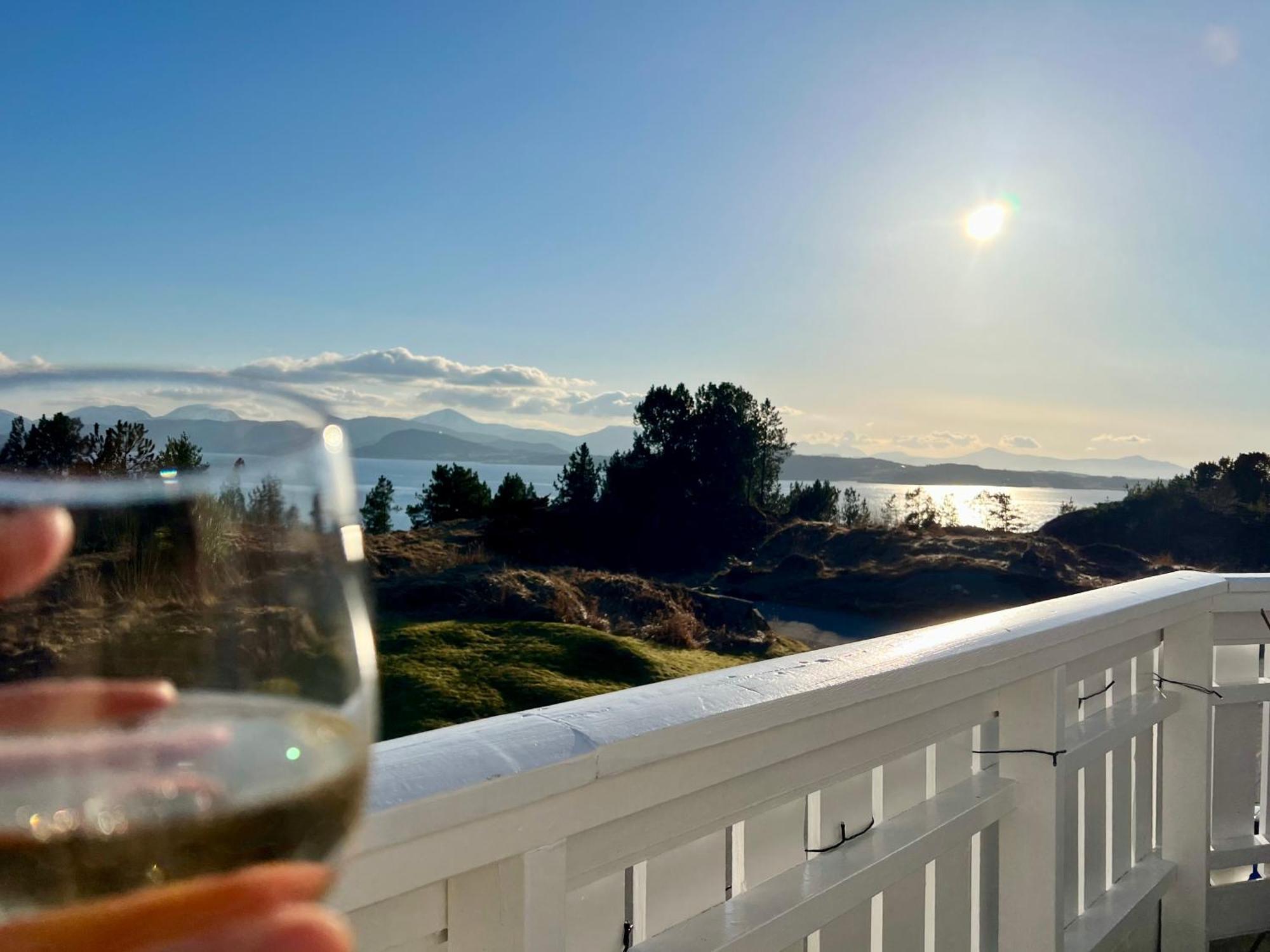 Wake Up To A Beautiful View And Smell Of The Sea Apartment Kristiansund Exterior foto